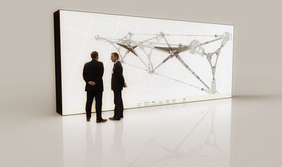 Fotomontage einer Powerwall mit zwei Personen davor