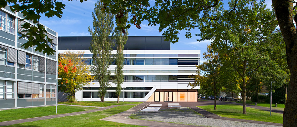 Walter Schottky Institut (WSI, links) und Zentrum für Nanotechnologie und Nanomaterialien (ZNN, rechts). (Bild: Andreas Heddergott / TUM)