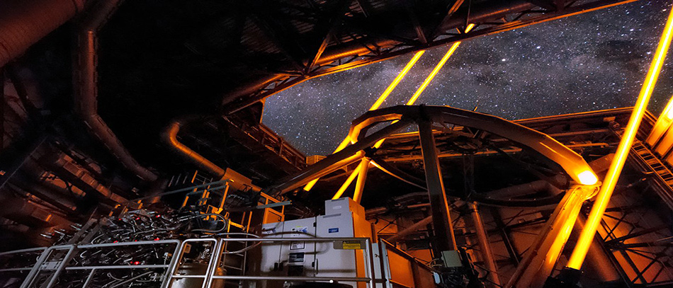 Zusammen mit der adaptiven Optik verleiht die Four Laser Guide Stars Facility dem Instrument MUSE im Very Large Telescope der ESO eine höhere Schärfe. (Bild: Roland Bacon / ESO)