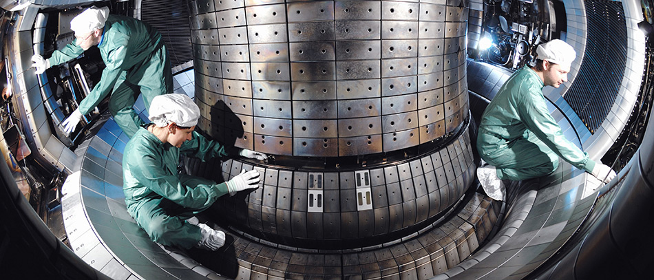 Arbeiten in der Brennkammer des ASDEX-Upgrade in Garching. (Bild: Volker Rohde / IPP)